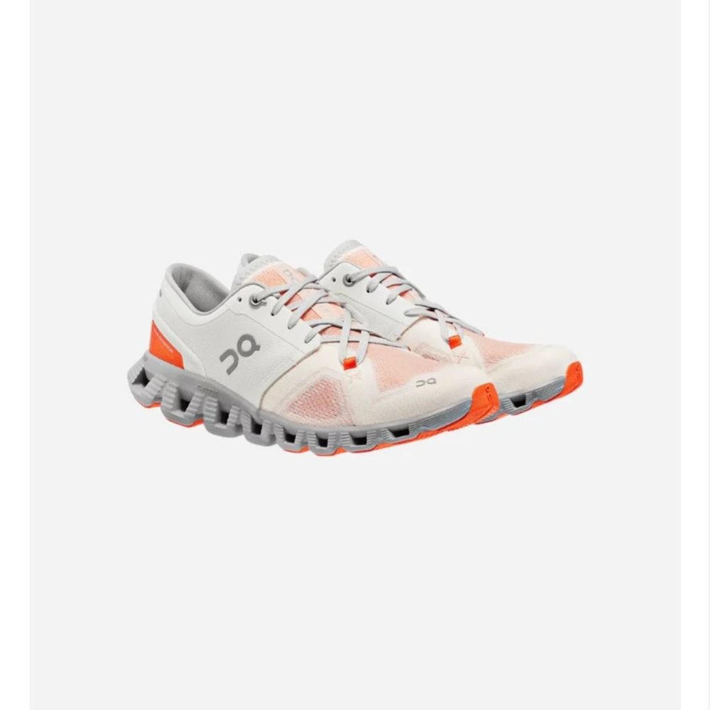 NWT On Running Cloud x 3 Running Shoes in Ivory/Alloy